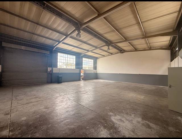 230M² WAREHOUSE TO LET IN APEX